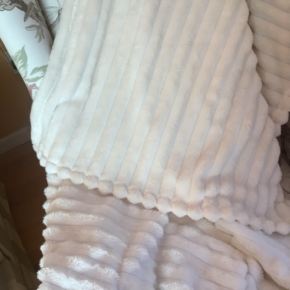 💜Target throw..room essentials - Picture 3 of 5